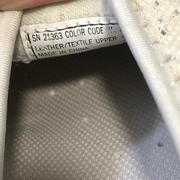 Sketchers size 10 leather shoes. Slip on super comfortable - Picture 7 of 12